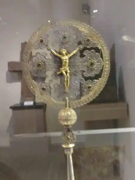 Crucifix inside a circle